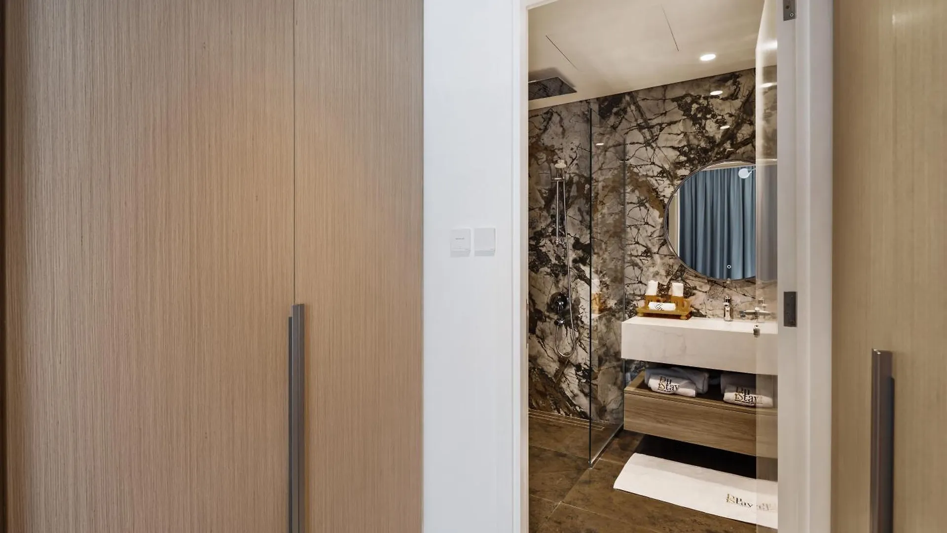 Apartment Lagoon Charm Luxurious Waterfront Living Dubai United Arab Emirates